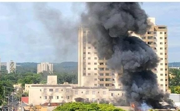 Explosão provoca grande incêndio e destrói loja de armas no interior