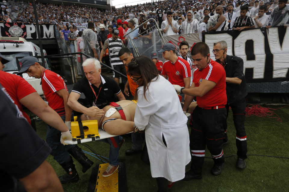 Torcedor do Corinthians passa mal no estádio e morre durante jogo