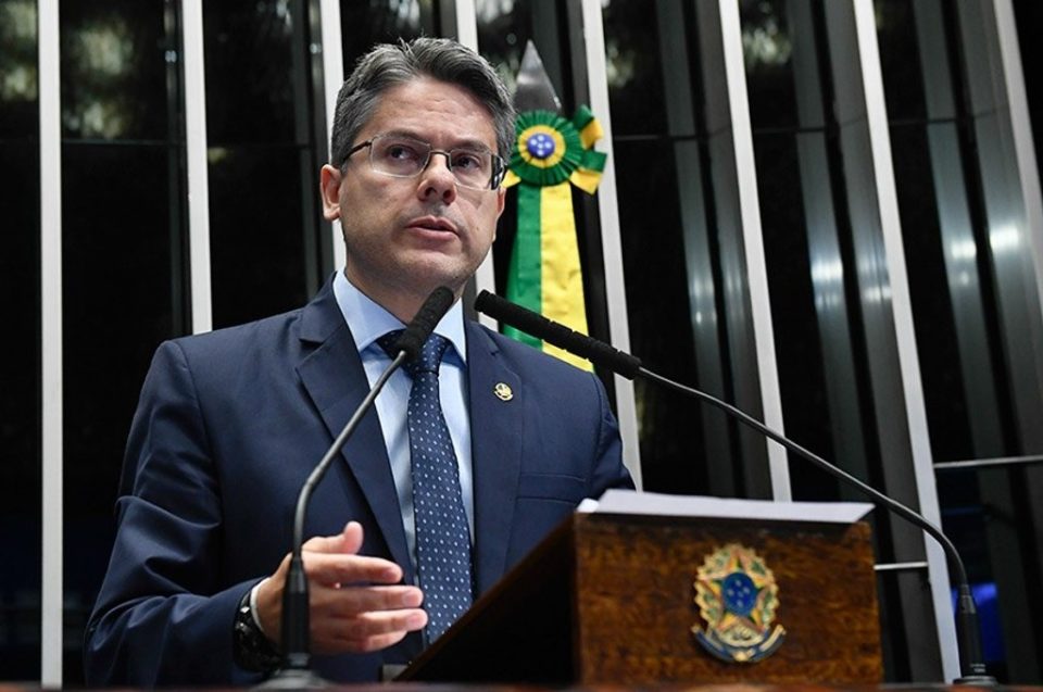 Senador consegue 27 assinaturas para criar a CPI da Lava Toga