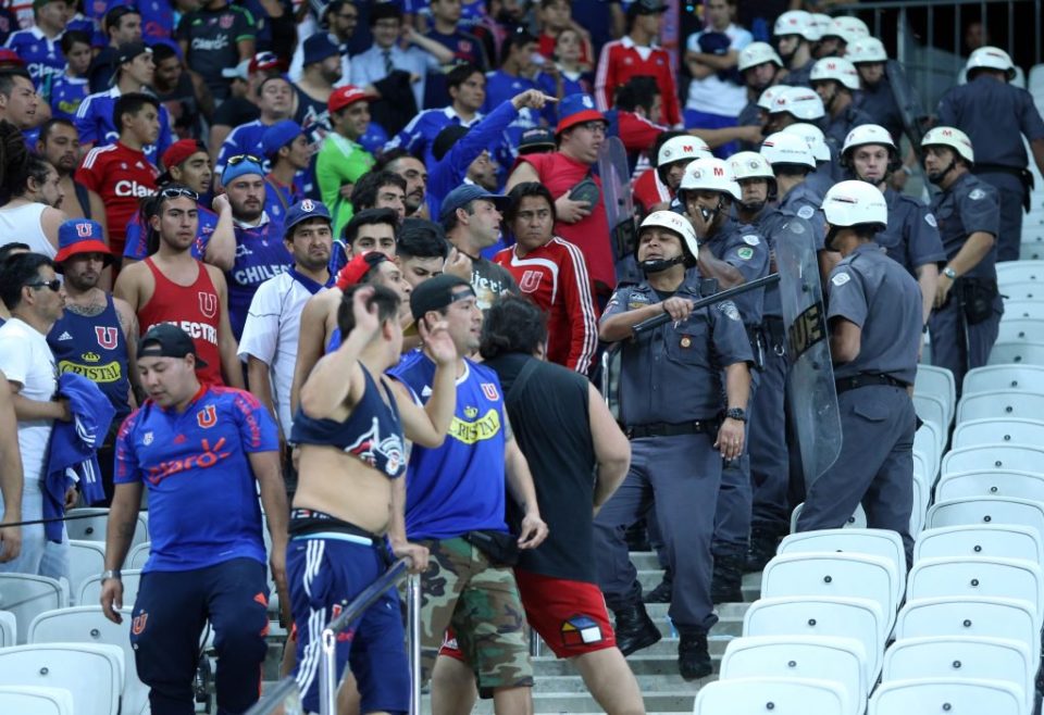 ‘Barra bravas’ e Bolsonaro preocupam polícia para jogos da Copa