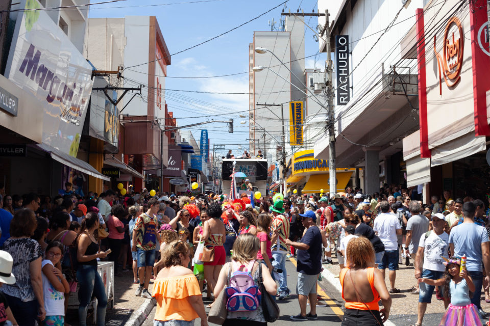 Desfile na zona Sul e blocos encerram Carnaval em Marília