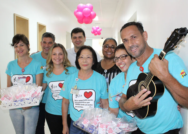 Voluntários da Santa Casa entrega lembrancinhas a pacientes da oncologia