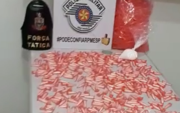 Homem é preso com mais de 1 mil pinos com cocaína