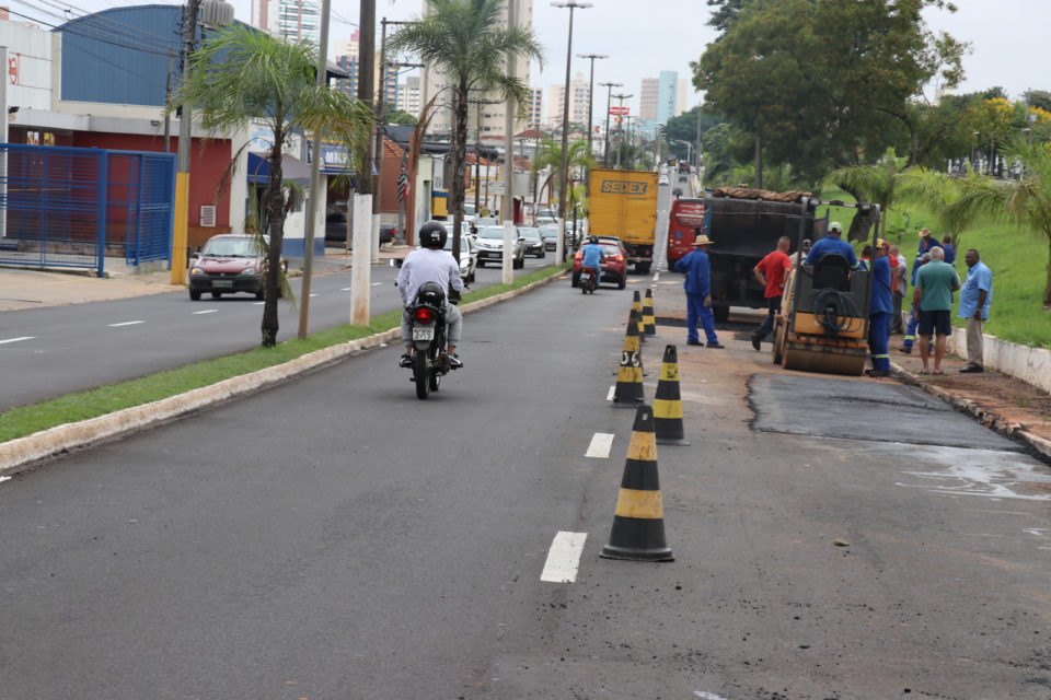 Prefeitura e Codemar realizam operação tapa-buracos na Tiradentes