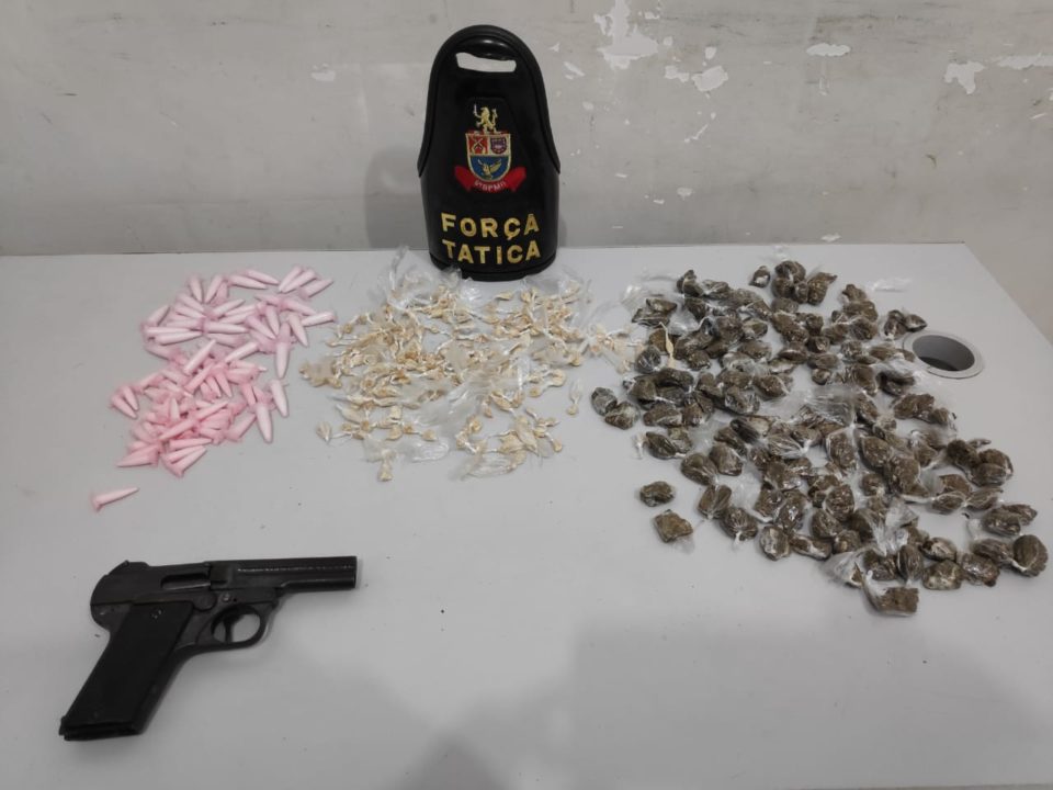 Homem é preso com arma e drogas na zona Oeste