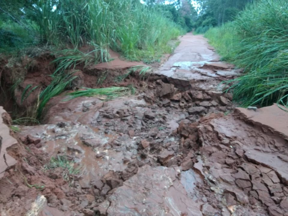 Excesso de chuva acaba com estradas rurais de Marília