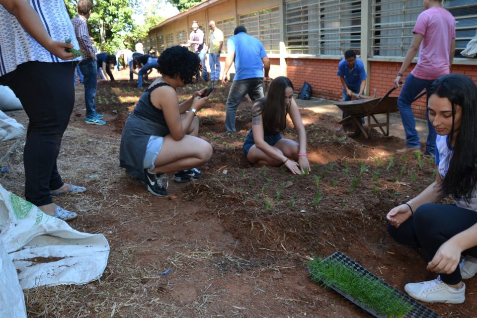 Trote Solidário da Unimar revitaliza escola no Santa Antonieta