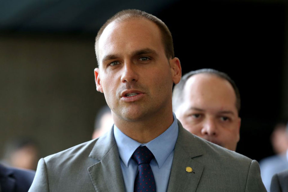 Eduardo Bolsonaro diz que armas fazem tão mal quanto um carro