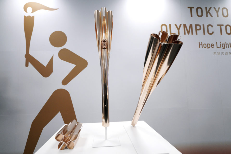 Tocha olímpica é apresentada pelo Comitê Tóquio-2020