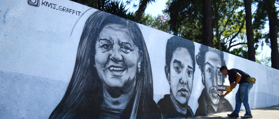 Grafiteiro homenageia vítimas em muro da escola Raul Brasil