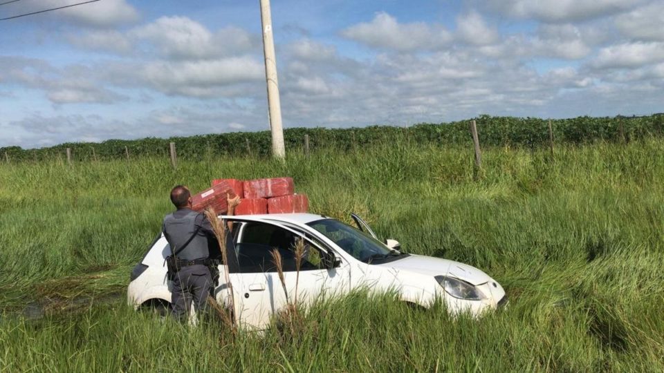 Acusado de transportar maconha cai em penhasco na SP-333