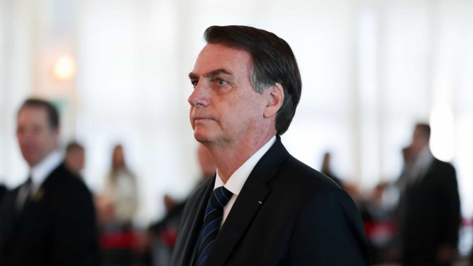 Bolsonaro diz que estuda reduzir impostos de empresas