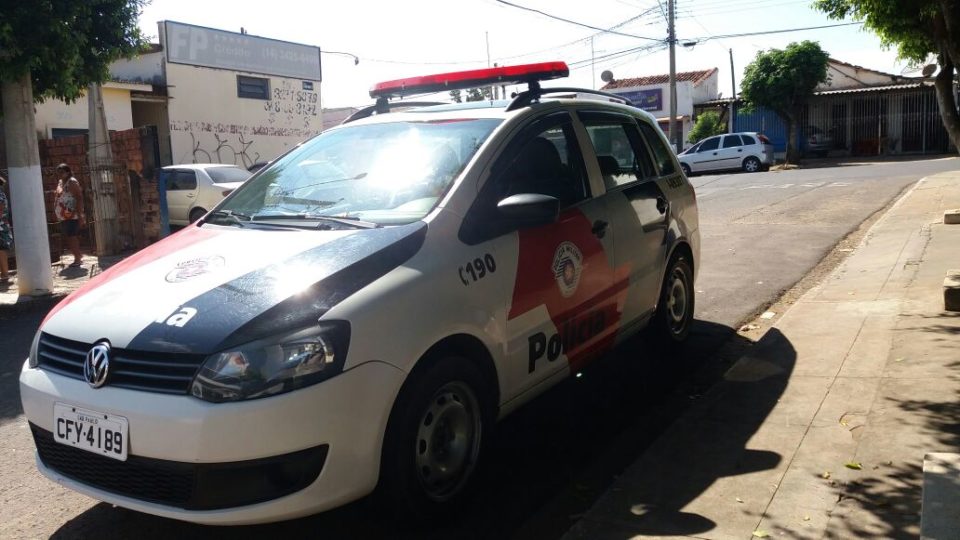 Assaltantes roubam celular de pintor na zona Sul