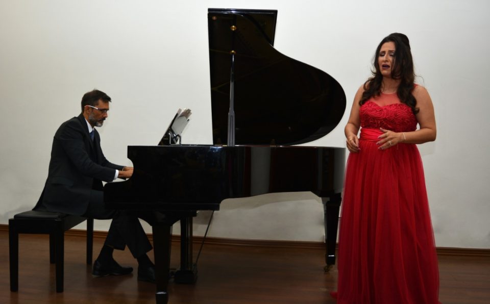 Pianista e soprano se apresentam no Teatro Municipal