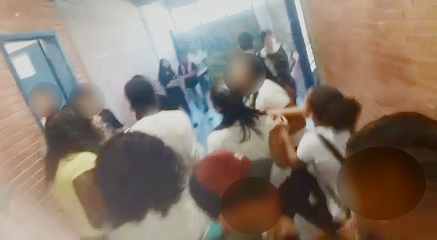 Briga de estudantes é filmada em escola estadual