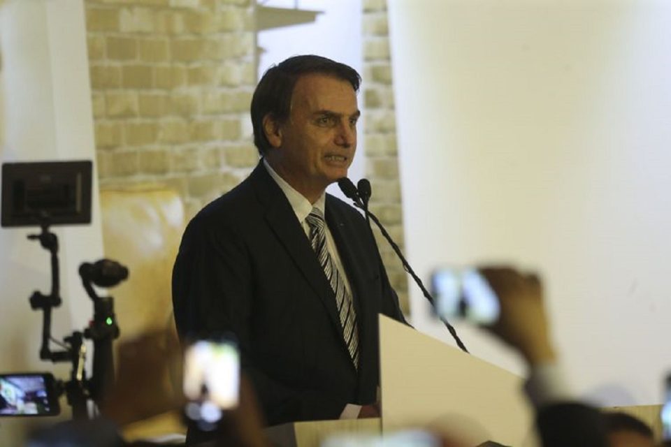 Bolsonaro tenta explicar gastos com cartão, mas se enrola