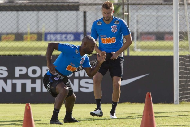 Sem Gustavo, Carille faz testes em treino do Corinthians