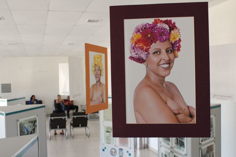 Exposição ‘Florescer’ valoriza autoestima da mulher durante o câncer