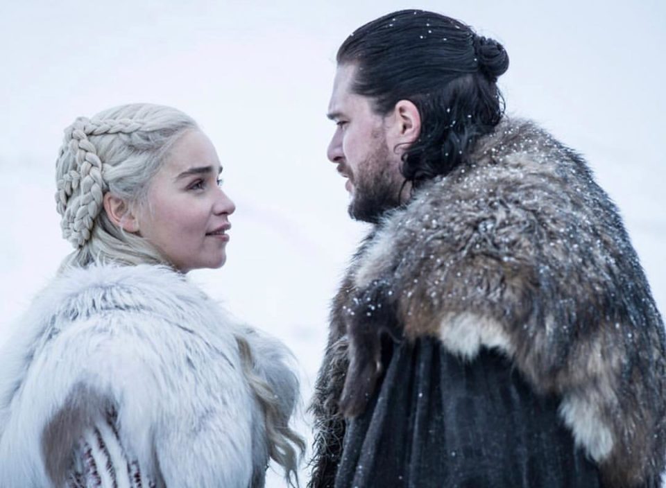 Kit Harington se ‘engasga’ em cena de beijo com Emilia Clarke