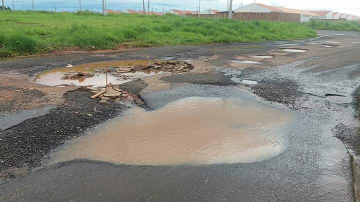 Buracos na rua causam revolta de moradores na zona Sul