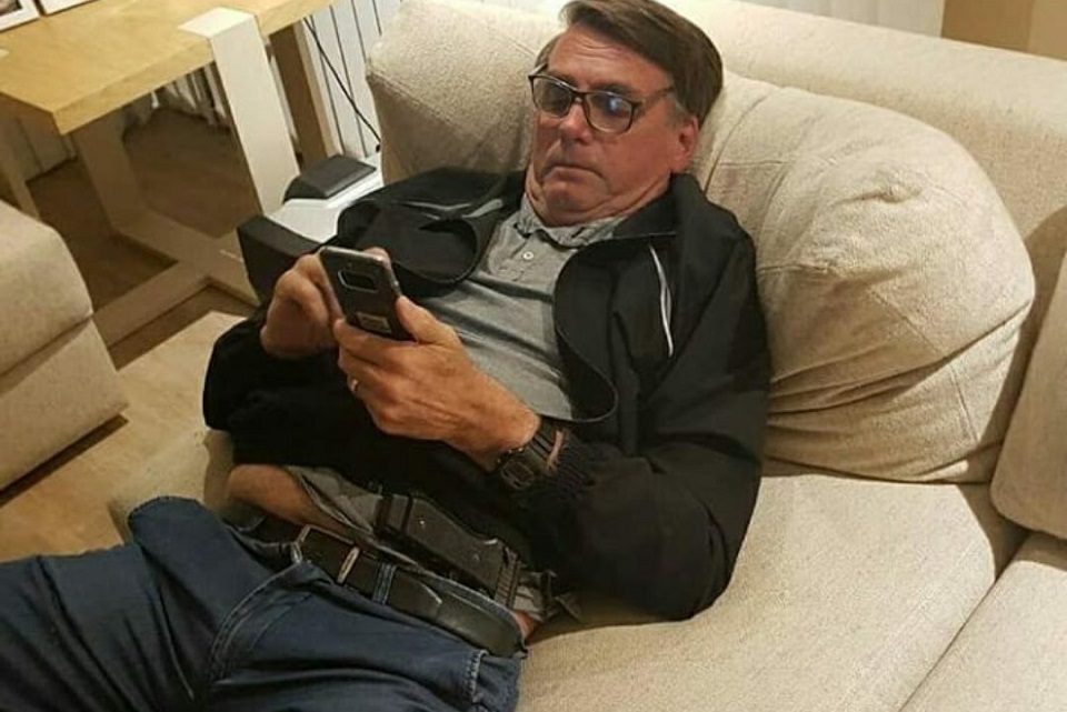 Bolsonaro age como avalista de ‘memes’