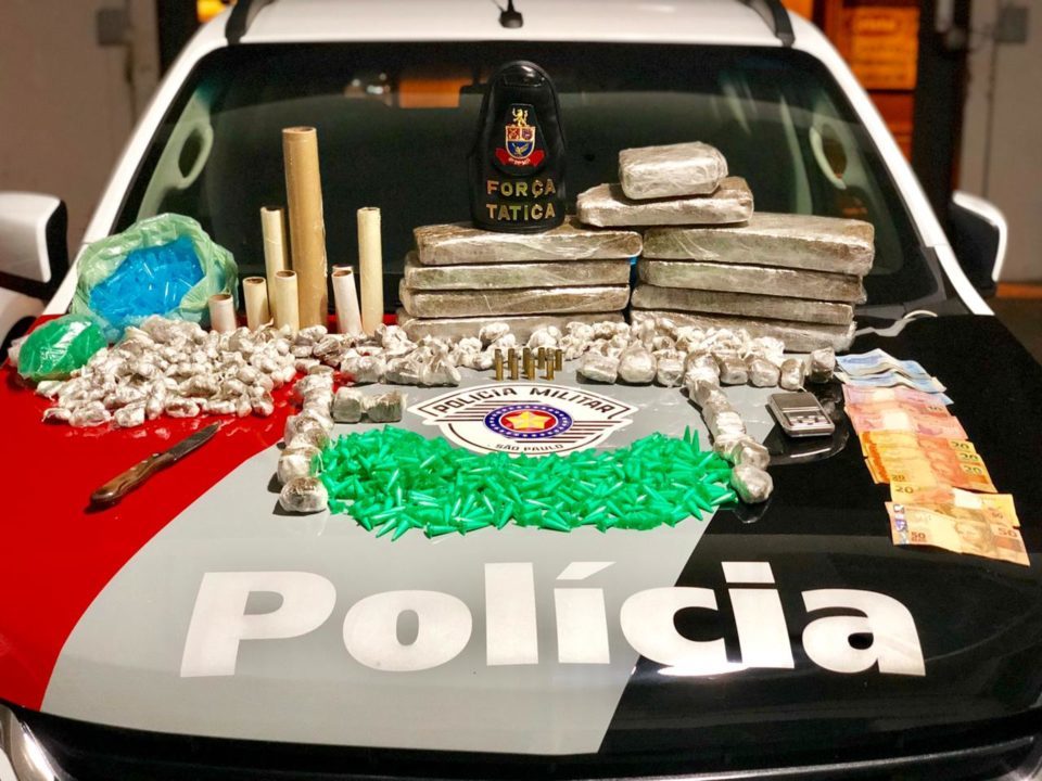 PM prende acusado de guardar 10 tijolos de maconha