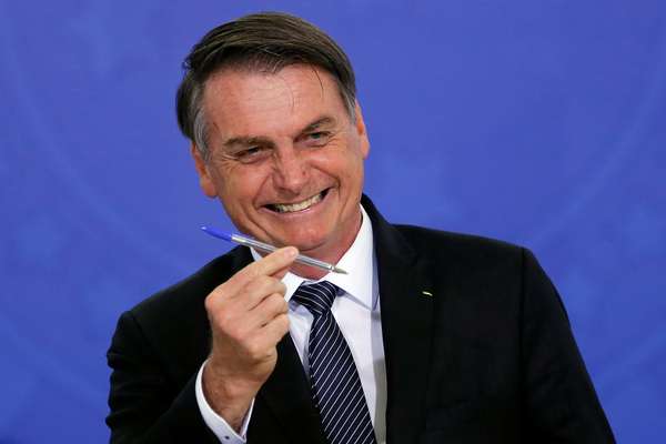Bolsonaro assina decreto que encerra com o horário de verão