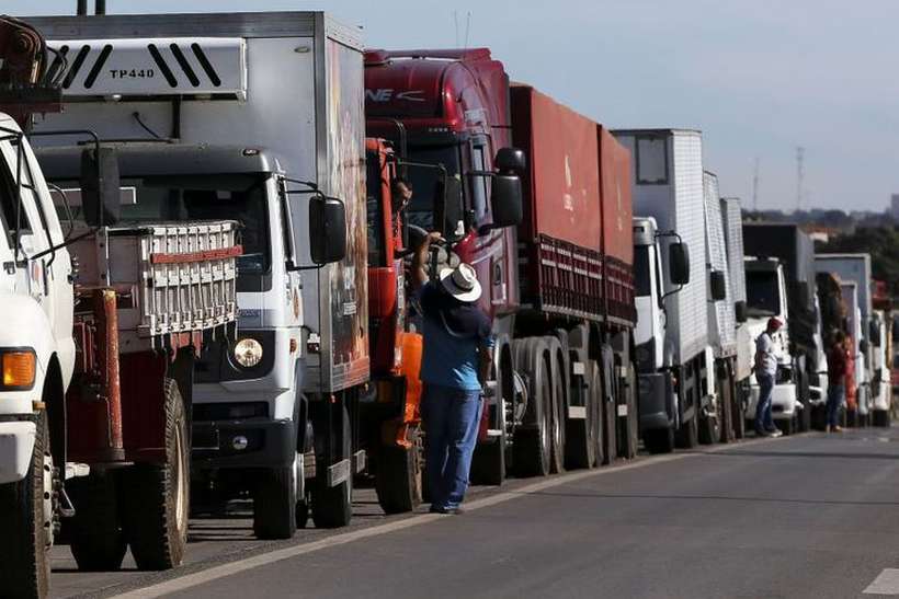 Pelo WhatsApp, caminhoneiros já falam em greve em maio