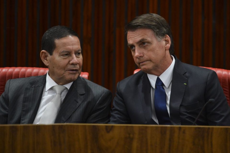 Bolsonaro sugere que vice atua como presidente paralelo