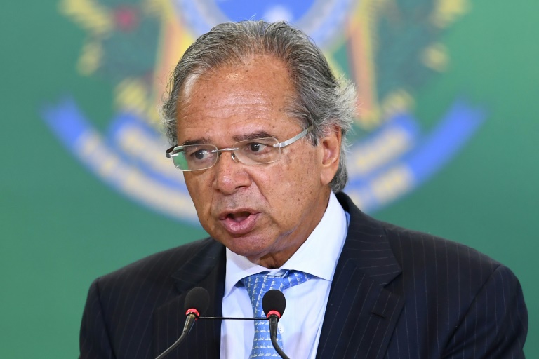 Ministro Paulo Guedes promete reduzir o preço do gás pela metade