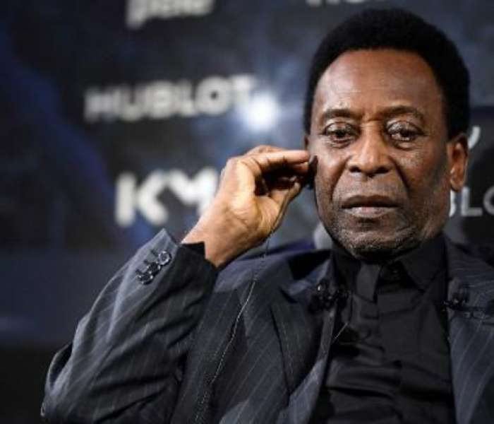 Após encontro com Mbappé, Pelé é internado