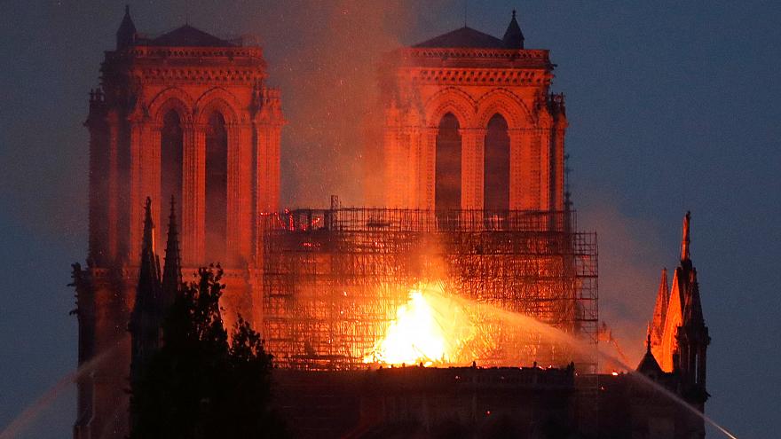 França vai criar fundo para reconstrução da Notre-Dame