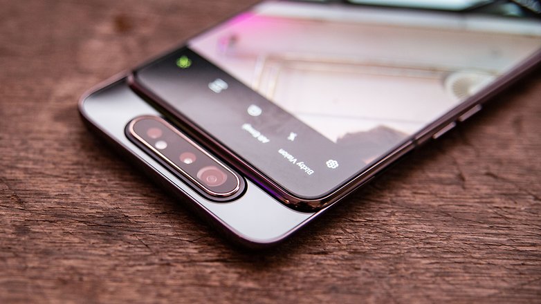 Samsung lança smartphone com câmera traseira rotativa