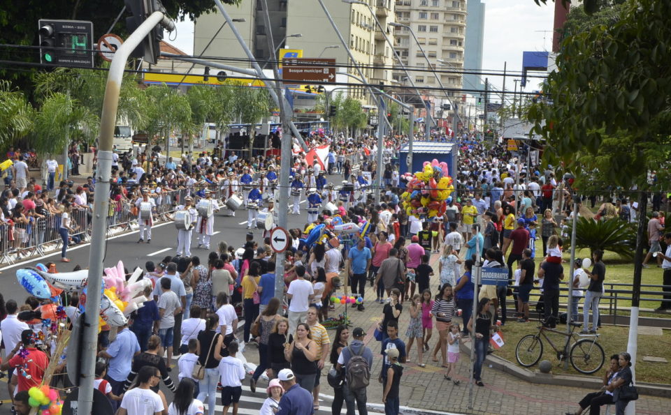 Desfile cívico-militar comemora os 90 anos de Marília