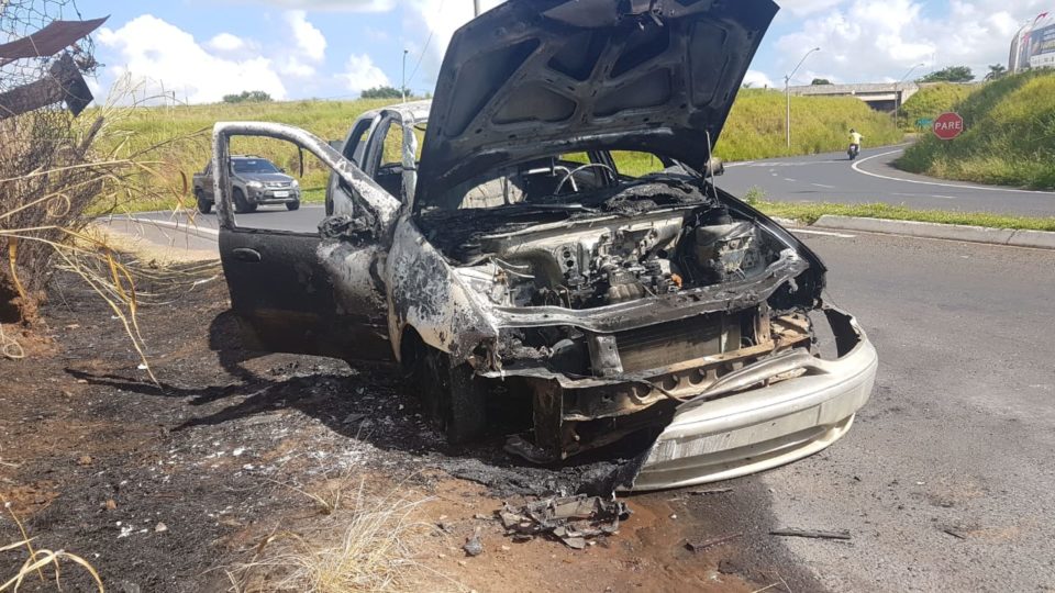 Carro pega fogo e fica destruído na zona Sul de Marília