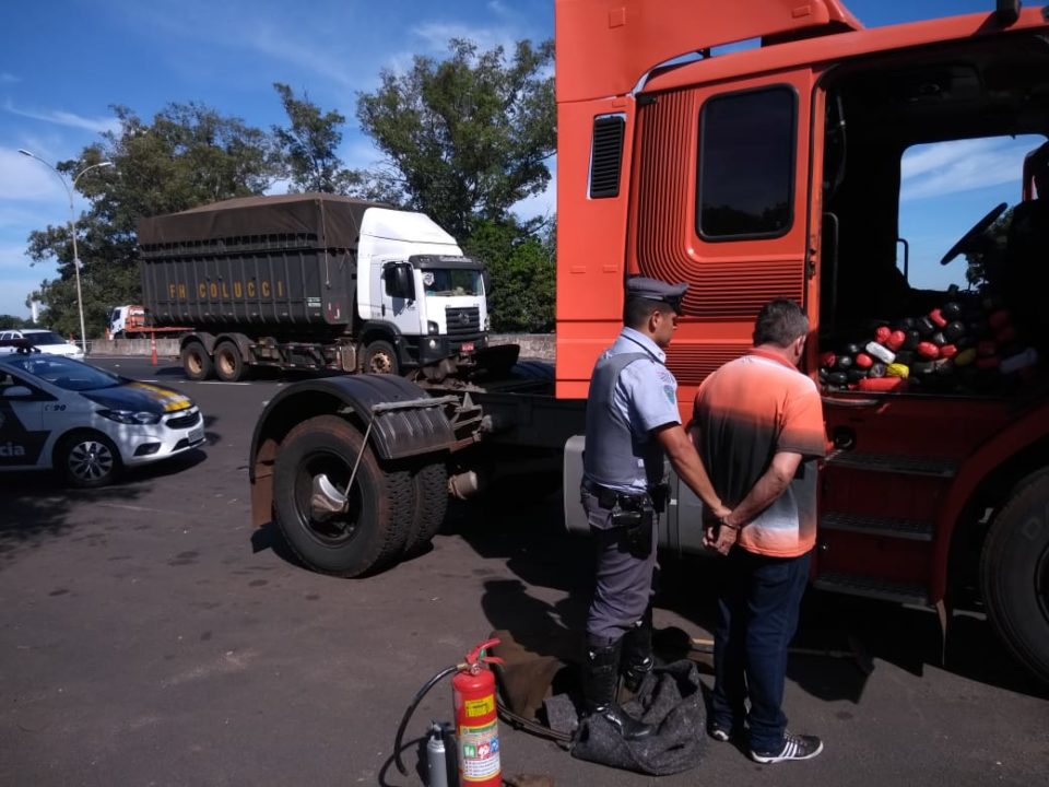 Polícia prende motorista de caminhão na rodovia SP-333