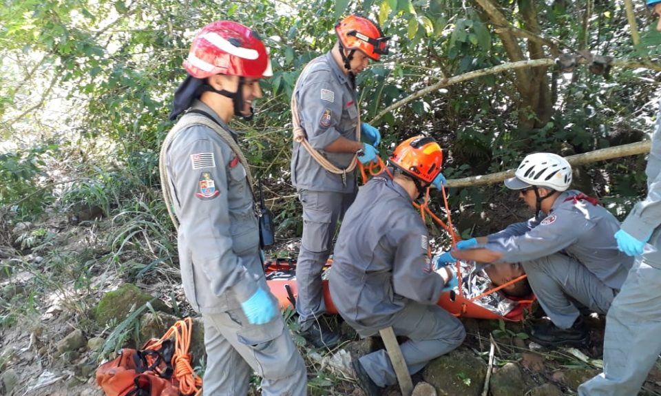 Rapaz é resgatado após cair em penhasco de 30 metros