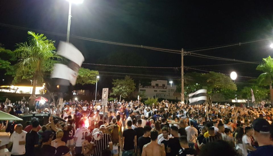 Fiel faz a festa na Avenida das Esmeraldas após título do Timão