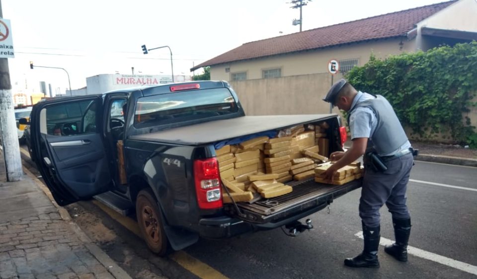 Polícia prende três e caminhonete recheada de droga