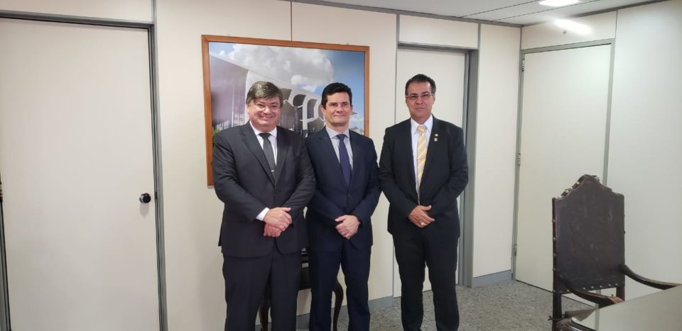 Ministro Sérgio Moro recebe prefeito Daniel Alonso em Brasília