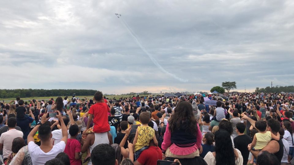 Esquadrilha da Fumaça leva 15 mil ao aeroporto