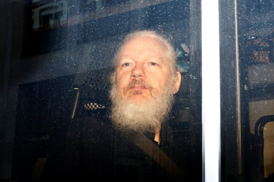 Julian Assange é preso em embaixada em Londres