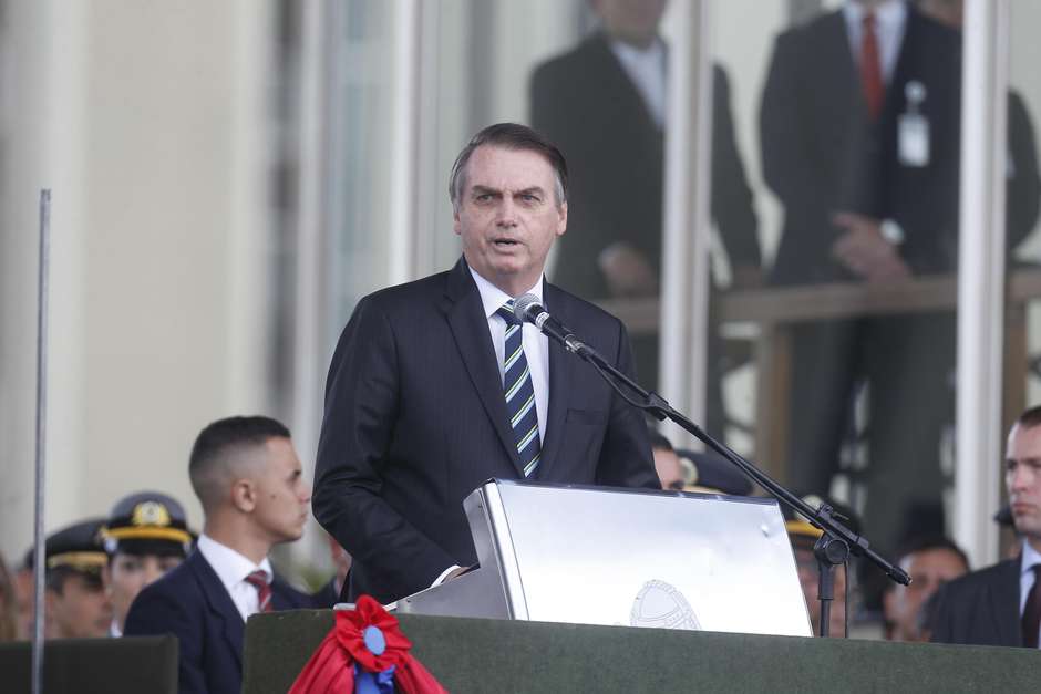 Por Páscoa, Bolsonaro leva banda gospel e citações bíblicas ao Planalto