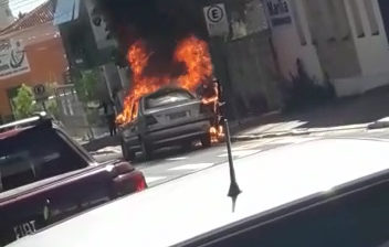 Carro pega fogo e assusta motoristas no centro