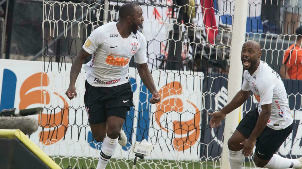 Corinthians vence Santos e fica em vantagem nas semifinais