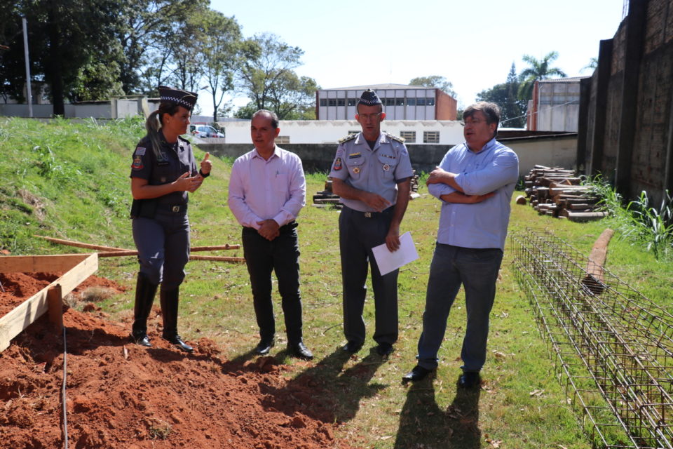 Prefeito vistoria obras do programa de Equoterapia da Polícia Militar