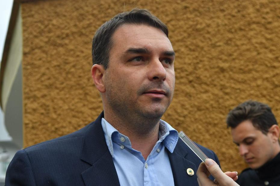 Postagem de Flávio Bolsonaro sobre Hamas repercute no Twitter