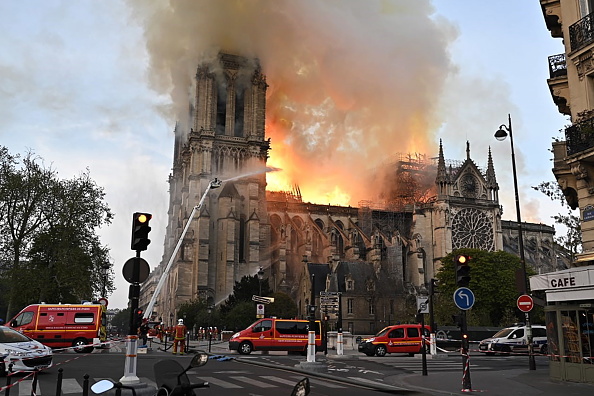 Marcas de luxo doam 300 milhões de euros para Notre Dame