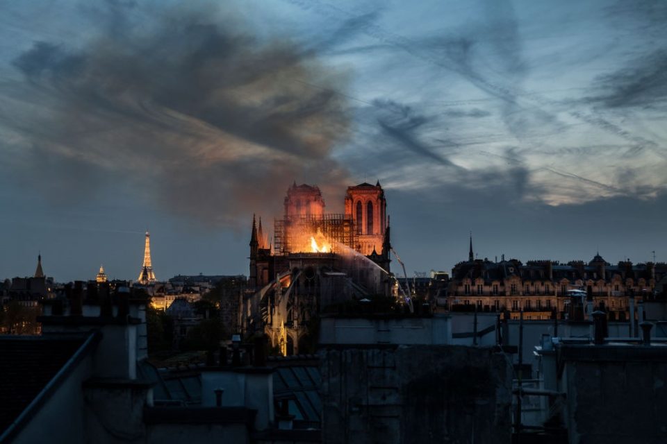 Reconstruiremos Notre-Dame em cinco anos, diz Mácron