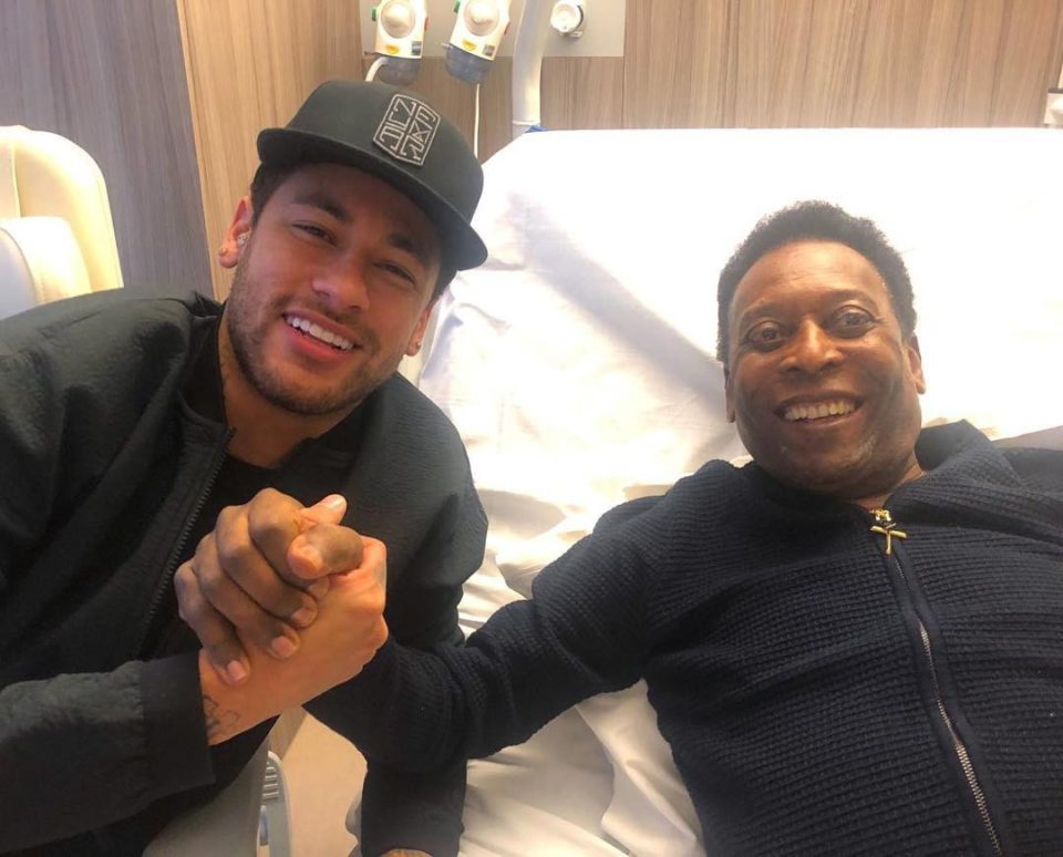 Pelé recebe a visita de Neymar no hospital em Paris